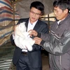 Anh Trần Sỹ Trung (trái), Phó Chủ tịch xã Quế Sơn (Sơn Động, Bắc Giang) trong Dự án 600 trí thức trẻ hướng dẫn người dân chăm sóc thỏ. (Ảnh: Đồng Thúy/TTXVN)