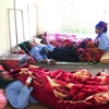 Các nạn nhân trong vụ ngộ độc thực phẩm đang được truyền dịch, xử lý cấp cứu, điều trị theo phác đồ chống độc tại Bệnh viện Đa khoa huyện Hoàng Su Phì, Hà Giang. (Ảnh: Minh Tâm/TTXVN)