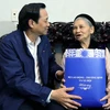 Bộ trưởng Bộ Lao động, Thương binh và Xã hội Đào Ngọc Dung thăm, tặng quà một số gia đình chính sách tại thành phố Hải Phòng, ngày 16/2. (Ảnh: Quang Quyết/TTXVN)