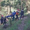 Lực lượng cứu hộ đưa thi thể hai nạn nhân xấu số lên khỏi thác Hang Cọp. (Ảnh: Nguyễn Dũng/TTXVN)