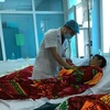 Các bệnh nhân vụ ngộ độc Methanol tại xã Ma Ly Chải, được cấp cứu tại tuyến tỉnh Lai Châu. (Ảnh: Nguyễn Công Hải/TTXVN)