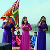 Các nghệ nhân Câu lạc bộ dân ca xã Bồi Sơn hát ví giặm phục vụ du khách trên sông Lam tại Lễ hội Đền Quả Sơn. (Ảnh: Bích Huệ/TTXVN)