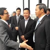 Phó Thủ tướng Vũ Đức Đam trao đổi với Chủ tịch kiêm Tổng Giám đốc tập đoàn CMC Nguyễn Trung Chính. (Ảnh: PV/Vietnam+)