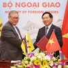 Phó Thủ tướng Phạm Bình Minh với Bộ trưởng Ngoại giao và Thương mại Brunei Hon.Pehin Dato Lim Jock Seng trao đổi biên bản thỏa thuận tại kỳ họp. (Ảnh: Nguyễn Dân/TTXVN)