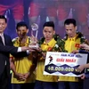 Ban tổ chức trao giải nhất cho đại diện tập thể Đội Futsal Việt Nam tại lễ trao giải Fair Play 2016. (Ảnh: Thế Anh/TTXVN)