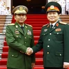 Đại tướng, Bộ trưởng Bộ Quốc phòng Ngô Xuân Lịch (bên phải) đón Thống tướng Min Aung Hlaing. (Ảnh: An Đăng/TTXVN)