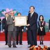 Chủ tịch nước Trần Đại Quang trao giải cho các tác giả đạt Giải thưởng Hồ Chí Minh về Khoa học và Công nghệ tại lễ trao giải ngày 15/1. (Ảnh: Nhan Sáng/TTXVN)