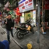 Đậu xe máy ngang nhiên chắn ngang lối đi trên vỉa hè dành cho người đi bộ trên phố Hàng Bông. (Ảnh: Trọng Đạt/TTXVN)