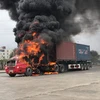 Thanh Hóa: Container đâm vào dải phân cách bốc cháy dữ dội