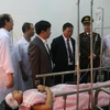 Ông Nguyễn Xuân Đông (giữa), Chủ tịch UBND tỉnh Hà Nam cùng lãnh đạo Công an tỉnh và chính quyền địa phương hỏi thăm, động viên nạn nhân trong vụ tai nạn. (Ảnh: Nguyễn Chinh/ TTXVN)