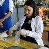 Đoàn kiểm tra an toàn thực phẩm và rượu tại một nhà hàng kinh doanh ăn uống ở quận Hai Bà Trưng, Hà Nội sáng 14/3. (Ảnh: Dương Ngọc/TTXVN)