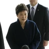 Bà Park Geun-hye tới văn phòng công tố ở Seoul để phục vụ công tác điều tra ngày 21/3. (Nguồn: YONHAP/TTXVN)
