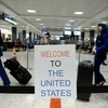 Một phi hành đoàn tới sân bay quốc tế Washington Dulles ở Dulles, bang Virginia (Mỹ) ngày 6/2. (Nguồn: AFP/TTXVN)
