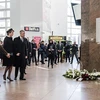 Nhà Vua Bỉ Philippe và Hoàng hậu Mathilde đến đặt hoa tưởng niệm các nạn nhân vụ tấn công ở sân bay Zaventem. (Nguồn: AP)