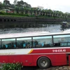 Chiếc xe khách loại 46 chỗ đang lưu thông trên đường Võ Văn Kiệt, đã đâm hàng loạt dải phân cách cứng rồi lao xuống kênh. (Ảnh: Mạnh Linh/TTXVN)
