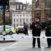 Cảnh sát có vũ trang gác bên ngoài tòa nhà Quốc hội ở London sau vụ nổ súng ngày 22/3. (Nguồn: EPA/TTXVN)