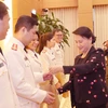 Chủ tịch Quốc hội Nguyễn Thị Kim Ngân gặp mặt thân mật và tặng quà các đại biểu là thanh niên tiêu biểu Công an nhân dân năm 2016. (Ảnh: Trọng Đức/TTXVN)