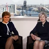 Thủ tướng Anh Theresa May (phải) trong cuộc gặp Thủ hiến Scotland Nicola Sturgeon tại Glasgow ngày 27/3. (Nguồn: AFP/TTXVN)