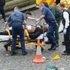 Khalid Masood được các nhân viên y tế đưa đi cấp cứu sau khi bị cảnh sát bắn trọng thương trong vụ tấn công hôm 22/3. (Nguồn: PA)