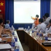 Đại diện Trung tâm Phối hợp tìm kiếm cứu nạn Hàng hải Việt Nam trình bày phương án cứu nạn tại cuộc họp. (Ảnh: Đoàn Mạnh Dương/TTXVN)