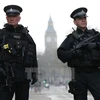 Cảnh sát gác bên ngoài tòa nhà Quốc hội Anh ở London sau vụ tấn công khủng bố ngày 22/3. (Nguồn: AFP/TTXVN)