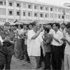 Tổng Bí thư Lê Duẩn thăm nhà máy đóng tàu Ba Son, Thành phố Hồ Chí Minh, ngày 19/3/1980. (Ảnh: Tư liệu TTXVN)