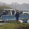 Cảnh sát điều tra tại bờ sông, nơi phát hiện ra thi thể bé Lê Thị Nhật Linh tại Abiko ngày 26/3. (Nguồn: AFP/TTXVN)