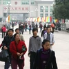Thương nhân và khách du lịch Trung Quốc qua cửa khẩu Tân Thanh. (Ảnh: Trọng Đức/TTXVN)