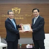 Đại sứ Đặng Minh Khôi trao quà lưu niệm cho tỉnh Hà Bắc. (Ảnh: Lương Tuấn/Vietnam+)