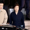 Cựu Tổng thống Park Geun-hye (giữa) rời văn phòng công tố ở Seoul sau khi bị thẩm vấn ngày 22/3. (Nguồn: AFP/TTXVN)