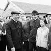 Tổng Bí thư Lê Duẩn nói chuyện với cán bộ, công nhân Xí nghiệp Chăn nuôi Đồng Nai (1/1980). (Ảnh: Tư liệu TTXVN