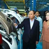 Thủ tướng Nguyễn Xuân Phúc đến thăm Nhà máy ôtô Hyundai Thành Công Việt Nam (huyện Gia Viễn). (Ảnh: Thống Nhất/TTXVN)