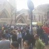 Đám đông bên ngoài nhà thờ sau vụ đánh bom. (Nguồn: egyptianstreets.com)