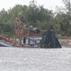 Tàu cá BL 93322- TS bị chìm trên sông Bạc Liêu. (Ảnh: Huỳnh Sử/TTXVN)