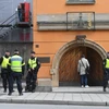 Cảnh sát gác bên ngoài tòa án ở Stockholm, nơi xét xử nghi phạm Rakhmat Akilov ngày 11/4 . (Nguồn: EPA/TTXVN)
