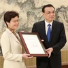 Thủ tướng Quốc Vụ viện Trung Quốc Lý Khắc Cường trao Quyết định của Quốc Vụ viện bổ nhiệm Trưởng Khu Hành chính Đặc biệt Hong Kong cho bà Lâm Trịnh Nguyệt Nga. (Nguồn: China Daily)