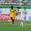 FLC Thanh Hóa (áo vàng), một trong những đội cạnh tranh trực tiếp ngôi vô địch lượt đi V-League. (Ảnh: Dư Toán/TTXVN)