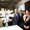 Chủ tịch Quốc hội Nguyễn Thị Kim Ngân thăm quan các gian trưng bày sản phẩm của Công ty pha lê Moser. (Ảnh: Trọng Đức/TTXVN)