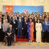 Phó Thủ tướng Vũ Đức Đam chụp ảnh chung với Ban Chấp hành Ủy ban Olimpic Việt Nam khóa V. (Ảnh: Quốc Khánh/TTXVN)