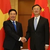 Phó Thủ tướng, Bộ trưởng Bộ Ngoại giao Phạm Bình Minh và Ủy viên Quốc vụ Trung Quốc Dương Khiết Trì tại cuộc họp. (Ảnh: Lương Tuấn/TTXVN)