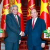 Thủ tướng Nguyễn Xuân Phúc và Thủ tướng Sri Lanka Ranil Wickremesinghe gặp gỡ phóng viên báo chí sau hội đàm và lễ ký kết. (Ảnh: Thống Nhất/TTXVN)