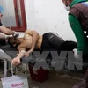 Người dân Syria được điều trị trong bệnh viện ở thị trấn Maaret al-Noman, tỉnh Idlib, sau khi bị ảnh hưởng bởi cuộc tấn công bị tình nghi sử dụng vũ khí hóa học ngày 4/4. (Nguồn: EPA/TTXVN)