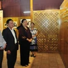 Phó Chủ tịch Quốc hội Tòng Thị Phóng thăm Nhà trưng bày kỷ vật trong Khu di tích, đã cơ bản được hoàn thành. (Ảnh: Diệp Anh/TTXVN)
