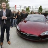 Elon Musk bên cạnh một mẫu xe điện của công ty Tesla. (Nguồn: BL)