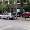 Ôtô đỗ trên vỉa hè và lòng đường (Ảnh chụp chiều 13/4, tại số nhà 24 phố Lý Thường Kiệt - Hà Nội). (Ảnh: Nguyễn Văn Cảnh/TTXVN)
