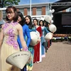 Tiết mục trình diễn áo dài của đoàn Việt Nam tại lễ hội. (Ảnh: Kim Chung/TTXVN)