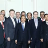 Thủ tướng Nguyễn Xuân Phúc với các đại biểu Tọa đàm với lãnh đạo các doanh nghiệp WEF về kinh tế Việt Nam. (Ảnh: Thống Nhất/TTXVN)