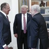 Tổng thống Mỹ Donald Trump gặp Ngoại trưởng Nga Sergey Lavrov (trái) và Đại sứ Nga ở Mỹ Sergei Kislyak tại Nhà Trắng, ngày 10/5. (Nguồn: Bộ Ngoại giao Nga/AP)