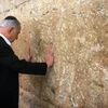 Thủ tướng Israel Benjamin Netanyahu cầu nguyện ở Bức tường phía Tây (hay còn gọi là Bức tường Than khóc). (Nguồn: AFP) 