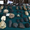 Các di vật đá được khai quật tại hang Pắc Tà có giá trị lớn về văn hóa, lịch sử. (Ảnh: Minh Tâm/TTXVN)